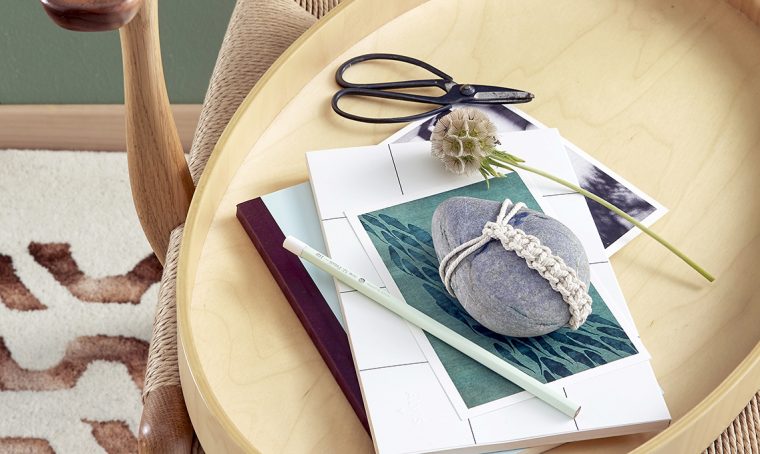 Come realizzare un sasso fermacarte decorato con il macramè