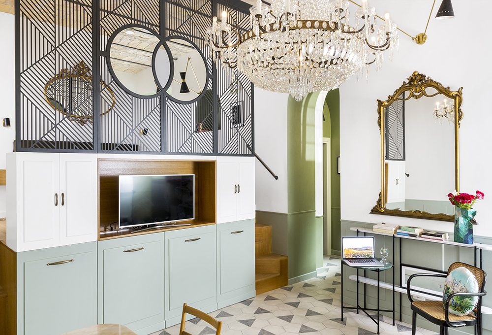 La mini casa romana si trasforma in uno spazio Art Déco
