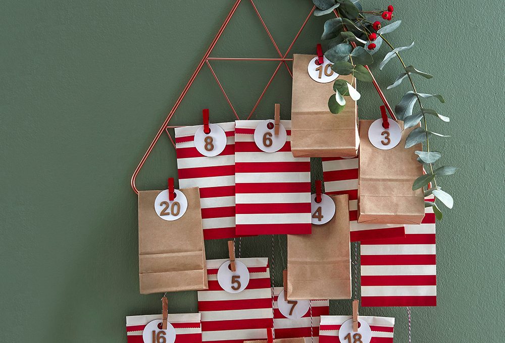 Calendario dell’avvento: la gruccia decorata con i sacchetti