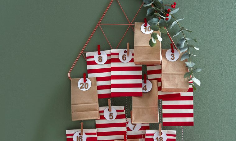 Calendario dell’avvento: la gruccia decorata con i sacchetti