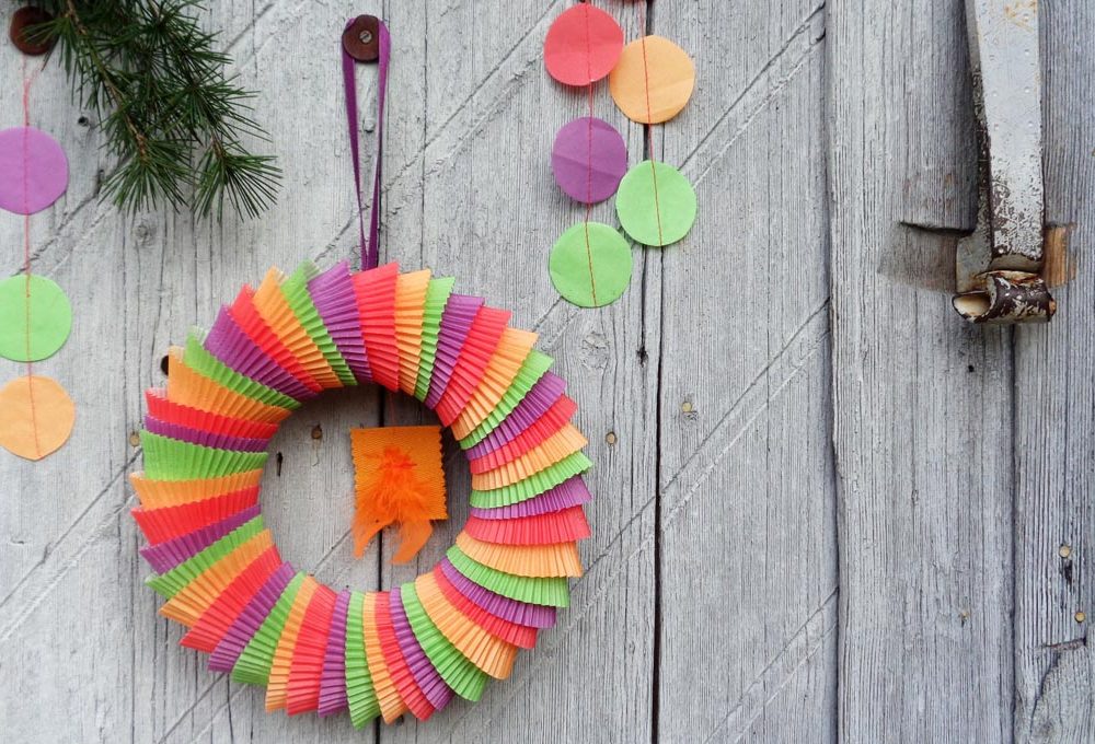 Natale: come creare la ghirlanda di ‘pirottini’ di carta