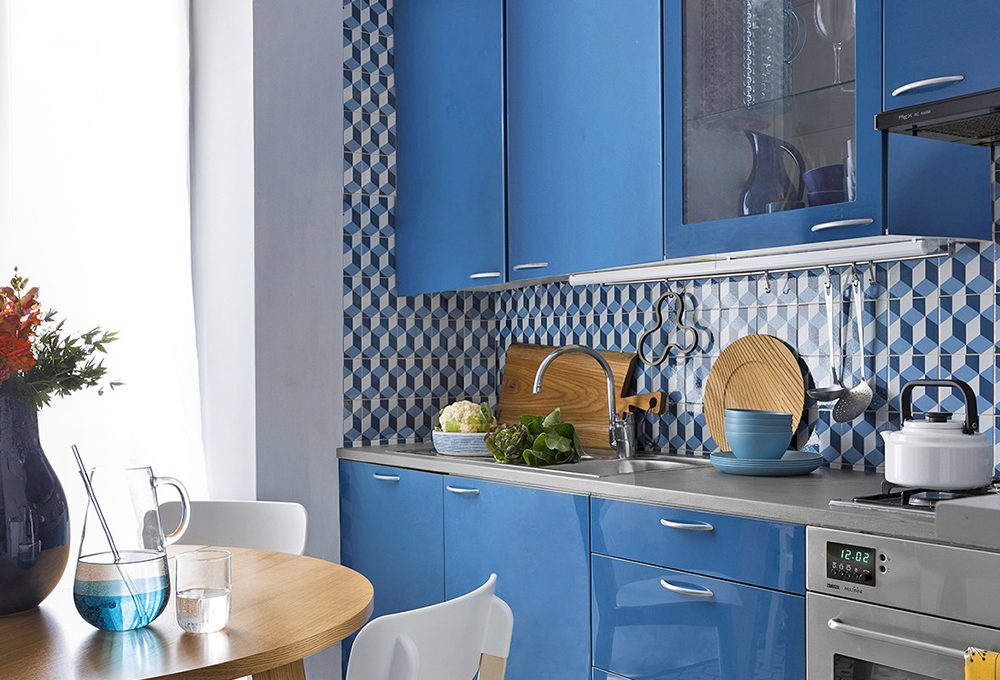 Cambia look alle pareti della cucina con le piastrelle adesive