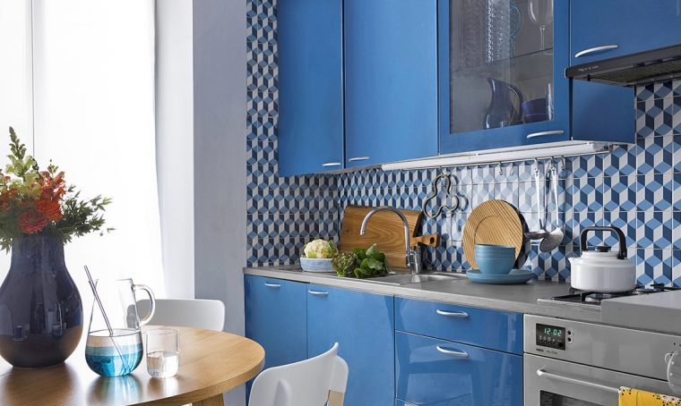 Cambia look alle pareti della cucina con le piastrelle adesive