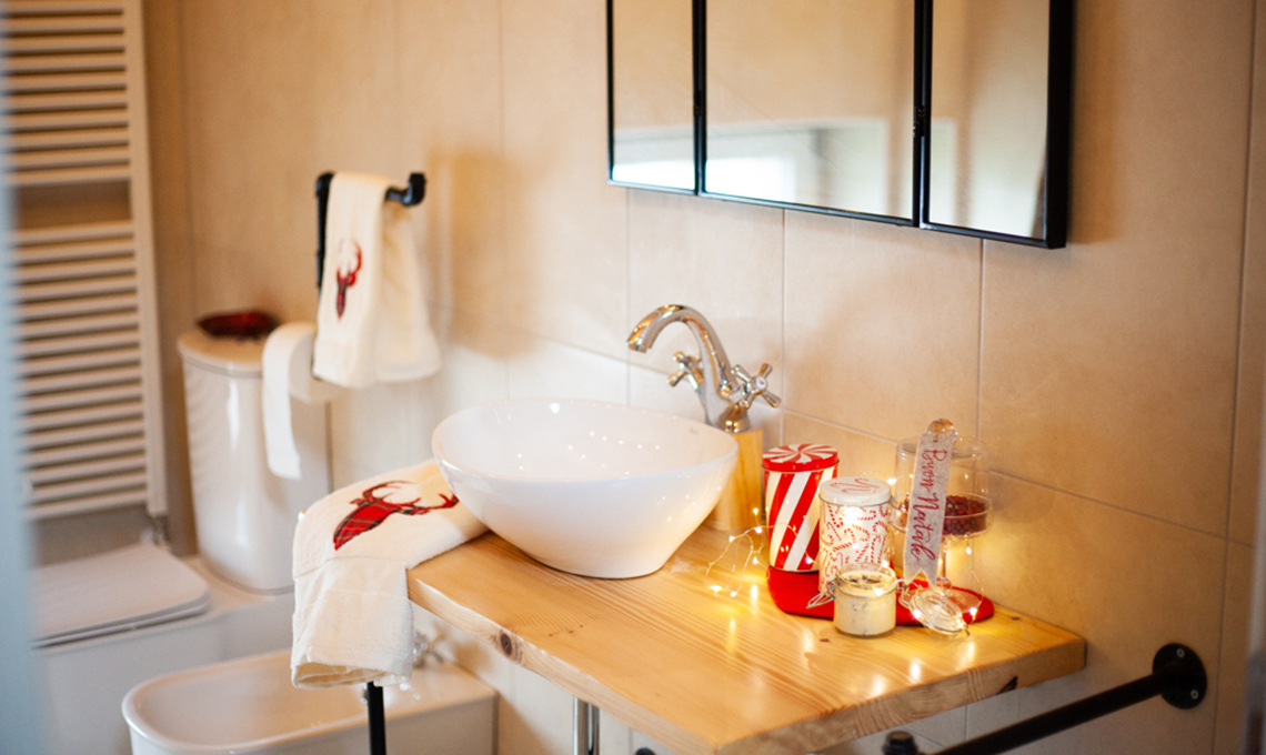 decorare il bagno per natale