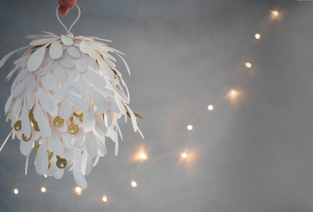 Come realizzare la kissing ball di carta