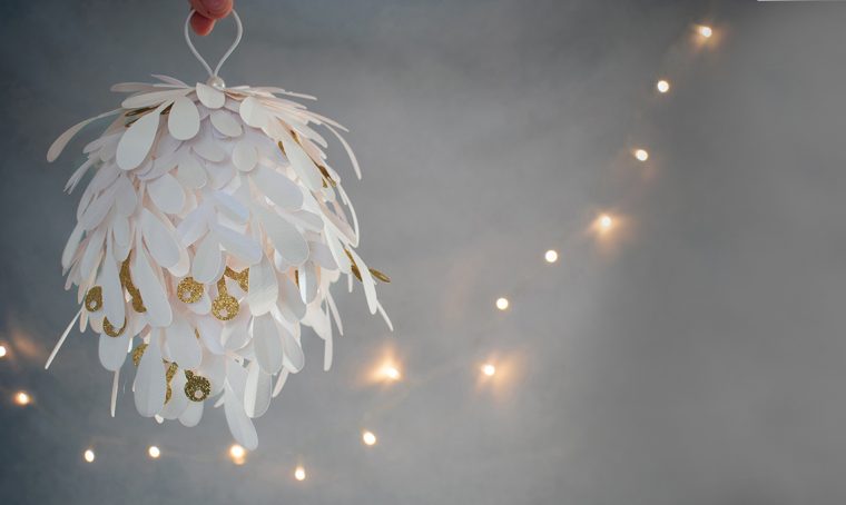 Come realizzare la kissing ball di carta