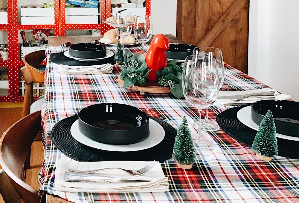 Colori tradizionali per le due ‘mise en place’ ispirate al Natale