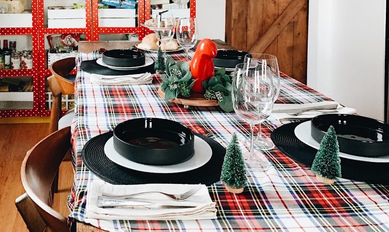 Colori tradizionali per le due ‘mise en place’ ispirate al Natale