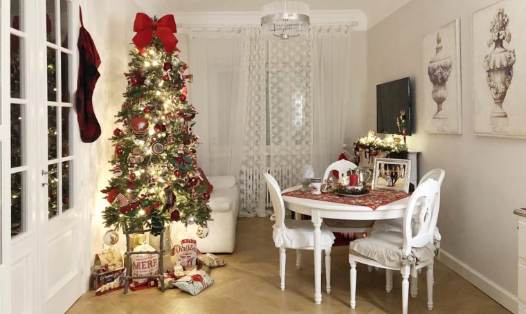 Luci e decorazioni portano la magia del Natale in casa