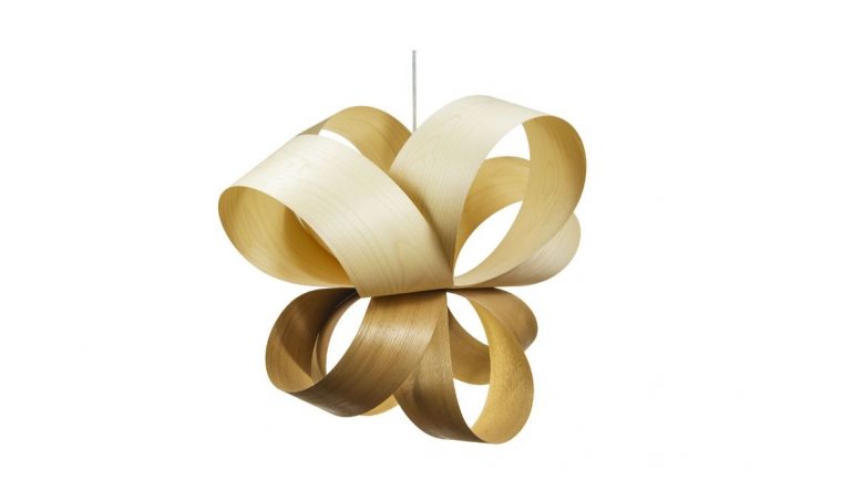 Illumina con le lampade artigianali in legno