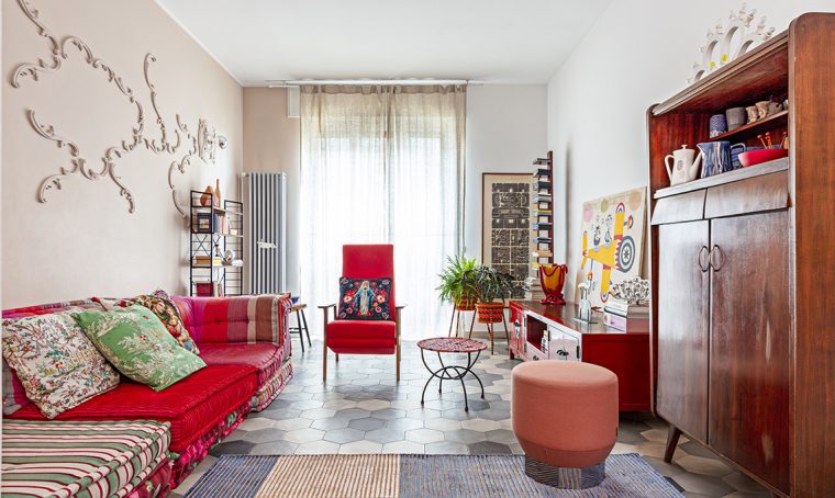Tanto colore e arredi vintage nella casa della stylist