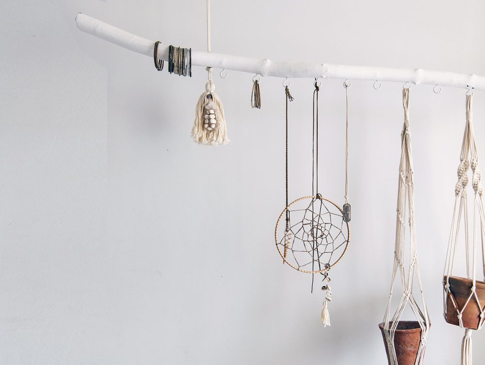 Crea una decorazione sospesa con un ramo dipinto