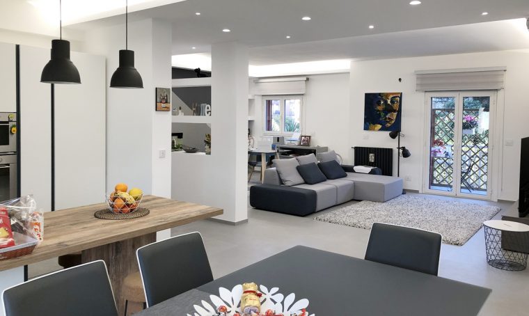 La casa diventa moderna tra spazi aperti, domotica e colori neutri