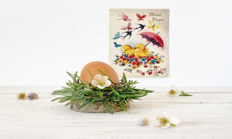 Come realizzare un nido per la tavola di Pasqua con dischetti di legno e rosmarino