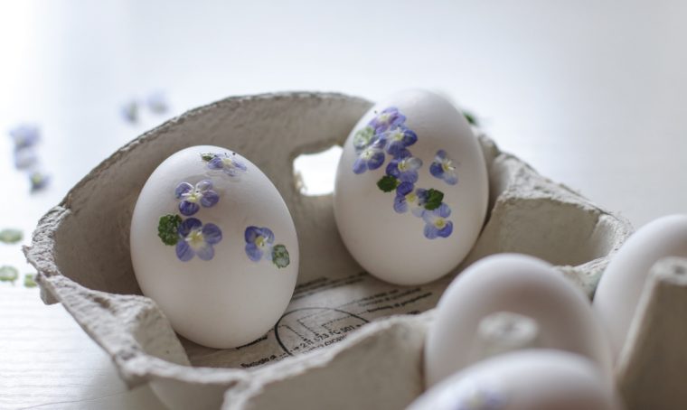 Fiori freschi per decorare le uova di Pasqua