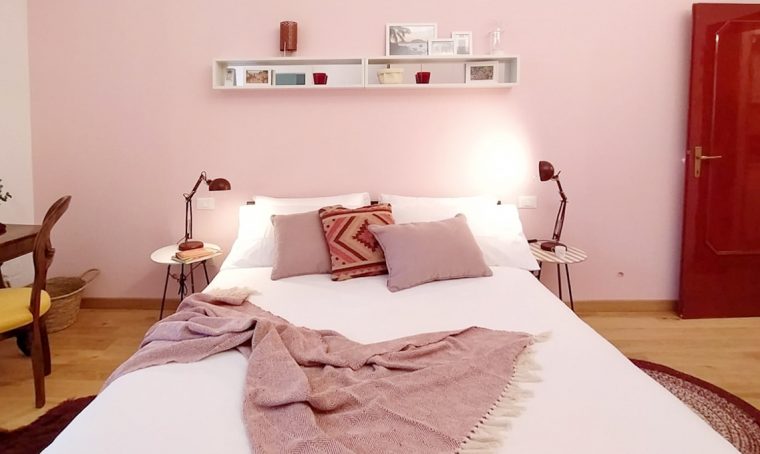 Il colore rosa scelto per rendere moderno un vecchio appartamento