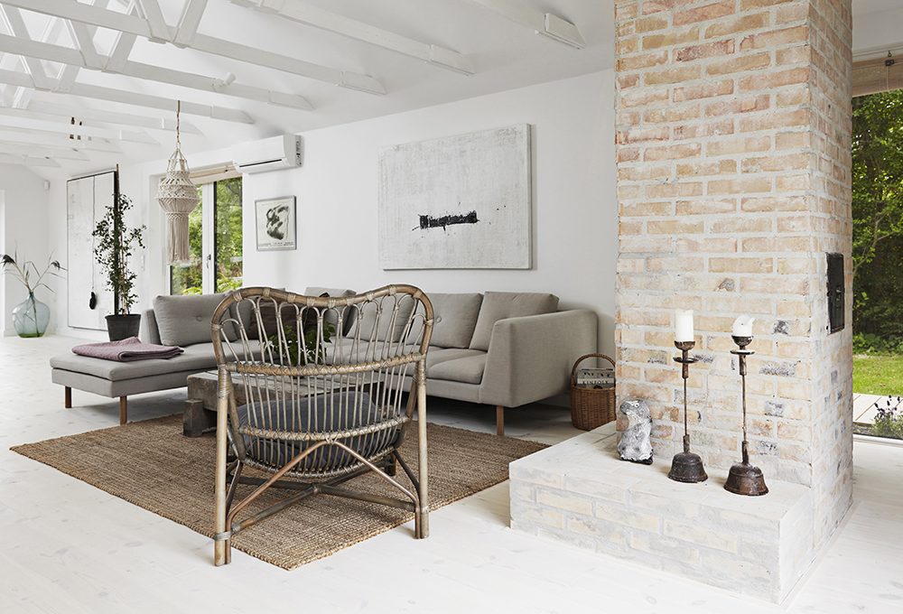 Eleganza e semplicità in un vecchio casale in stile nordico