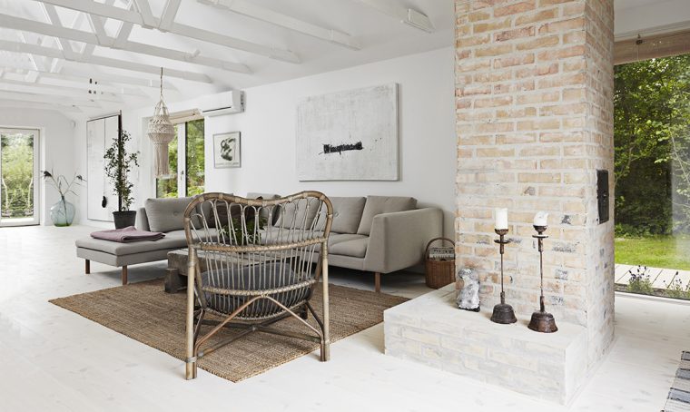 Eleganza e semplicità in un vecchio casale in stile nordico