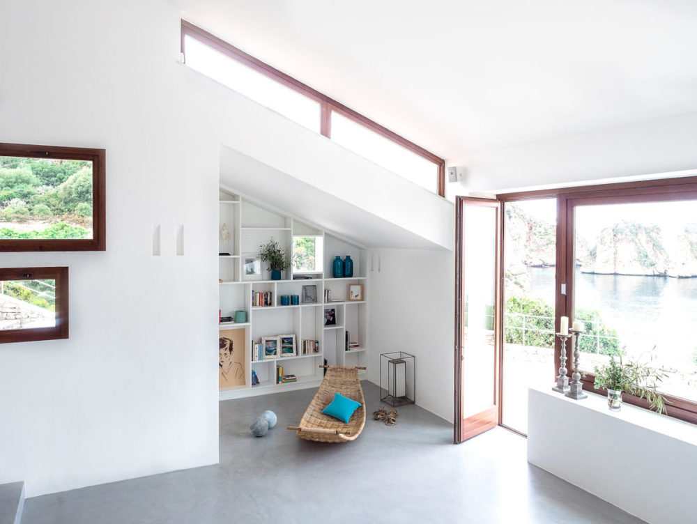 Una villa modernista in cui i colori del mare si mixano con design, arte e artigianato