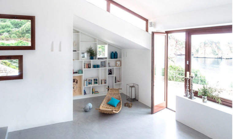 Una villa modernista in cui i colori del mare si mixano con design, arte e artigianato