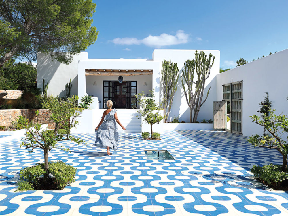 Stile mediterraneo e arredi ‘raw’ caratterizzano una villa a Ibiza