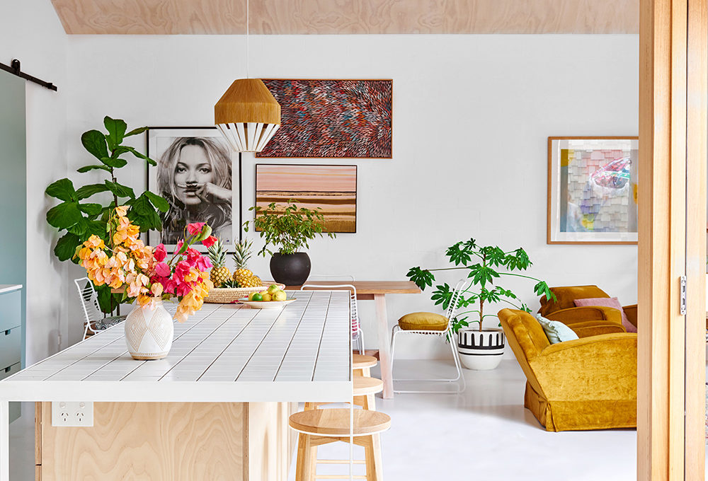 Una casa australiana in stile nordico rallegrata dai colori pastello