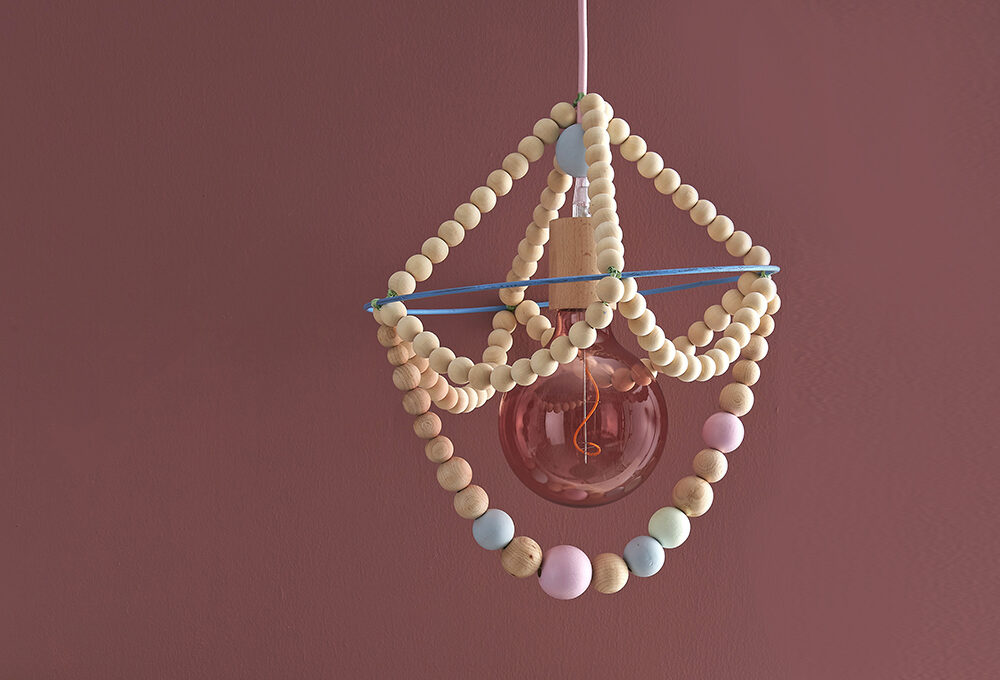 Realizza uno chandelier con le sfere di legno
