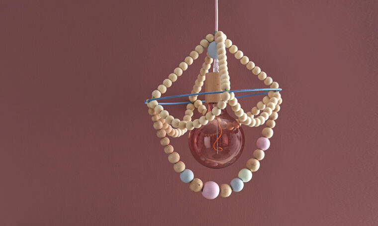 Realizza uno chandelier con le sfere di legno