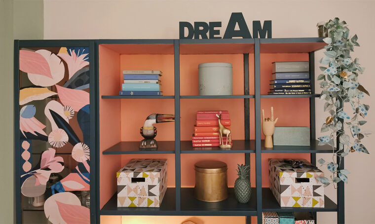 Con il colore la vecchia libreria diventa glam