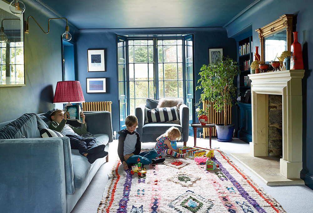 Cottage inglese a tinte forti: colori dark e carte da parati dalle fantasie avvolgenti