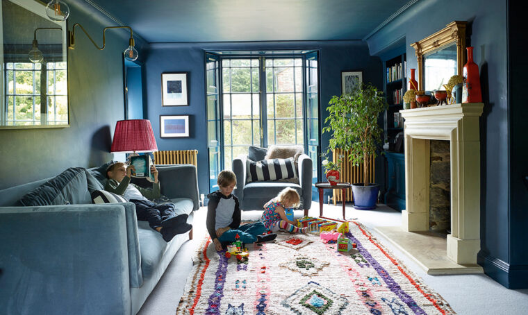Cottage inglese a tinte forti: colori dark e carte da parati dalle fantasie avvolgenti