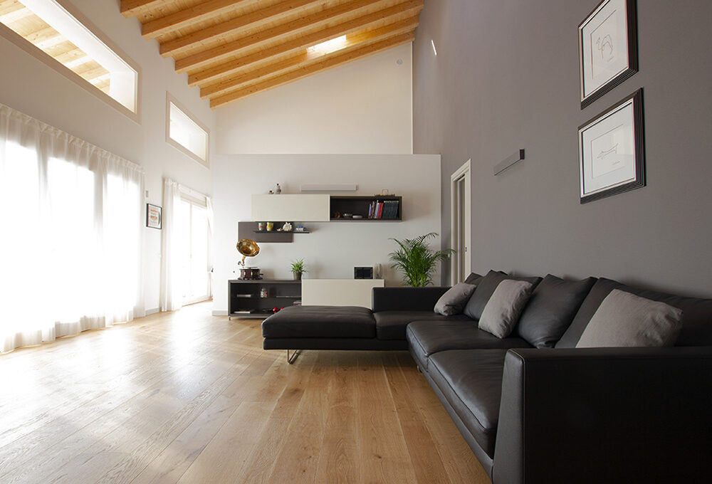 Una casa moderna con soggiorno a doppia altezza e travi a vista