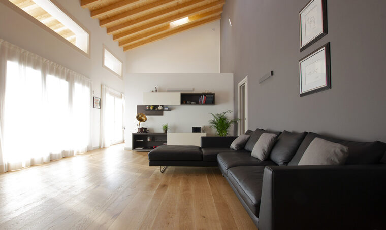 Una casa moderna con soggiorno a doppia altezza e travi a vista