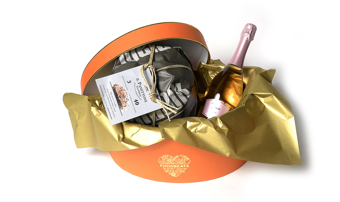 cesto panettone e bottiglia