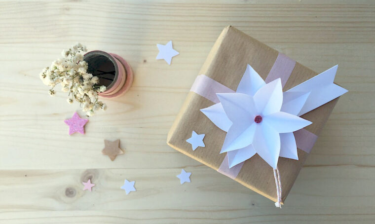 Decora i pacchetti regalo con una stella di Natale origami