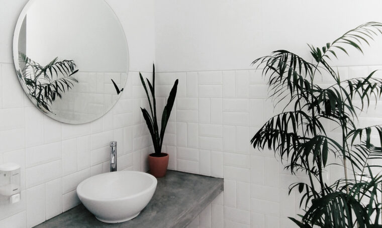 Bagni lunghi e stretti: tre soluzioni per renderli belli e funzionali in fase di ristrutturazione