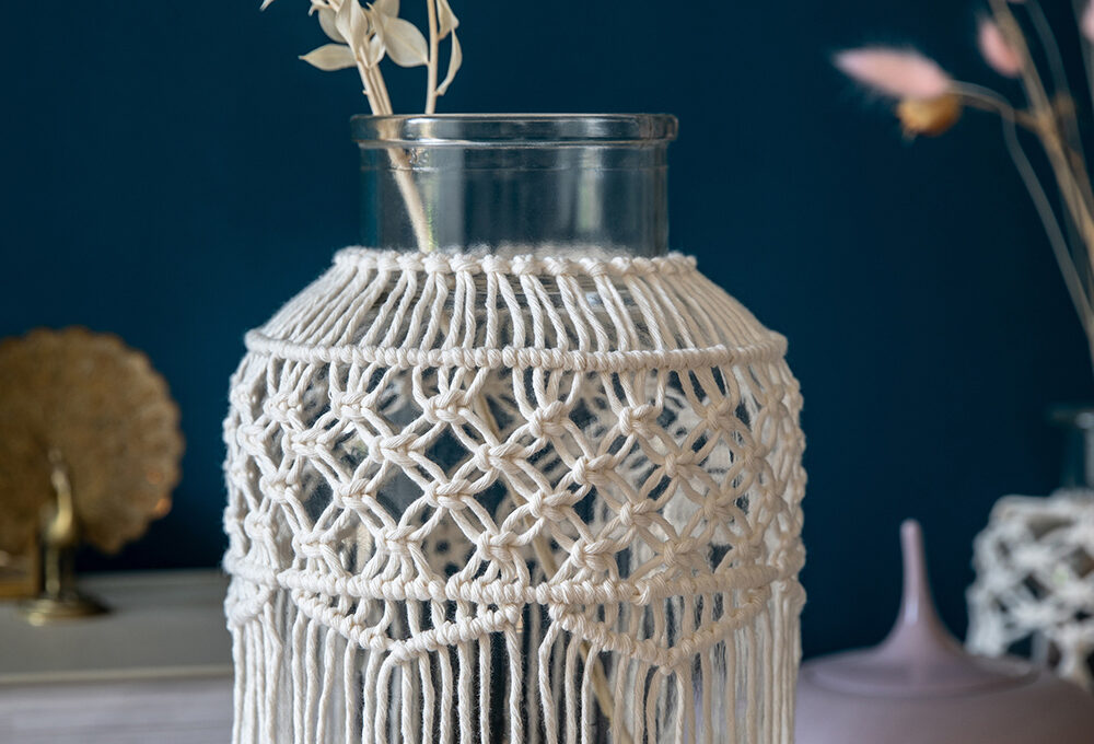 Crea la cover per il vaso in macramè