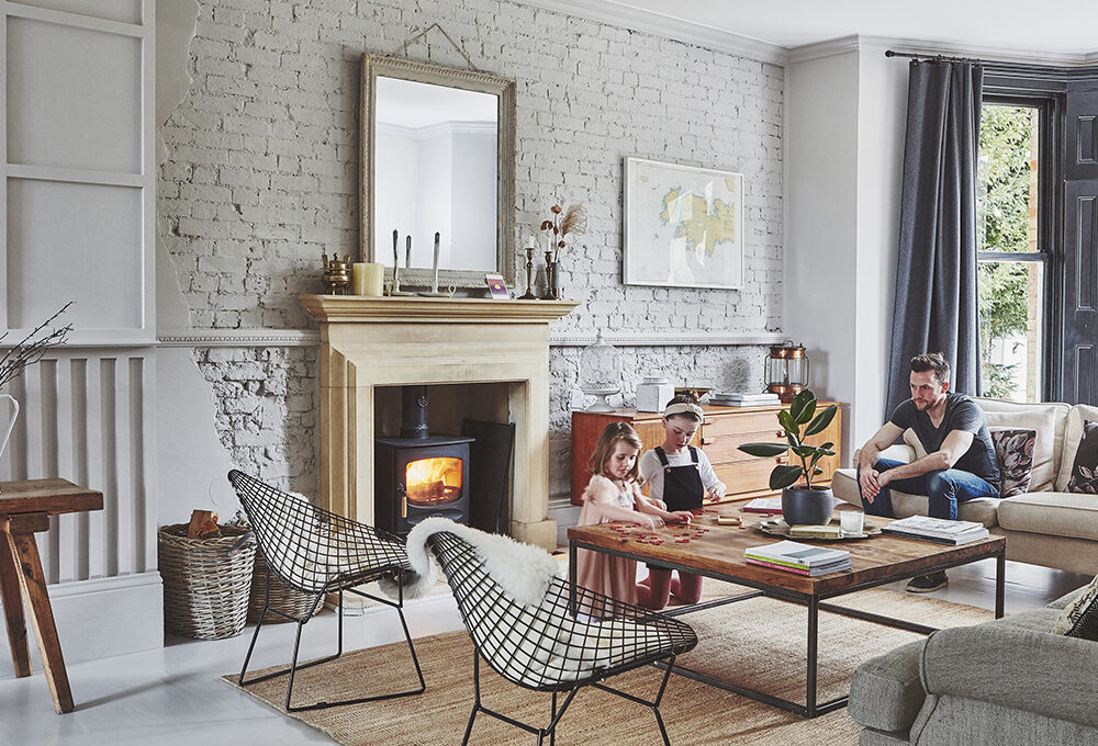Colori desaturati e boiserie caratterizzano una grande casa inglese