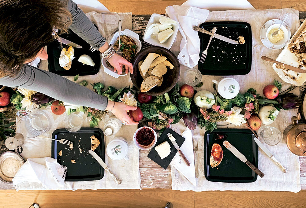 Il brunch rustico-glam nei toni del nero e del rame
