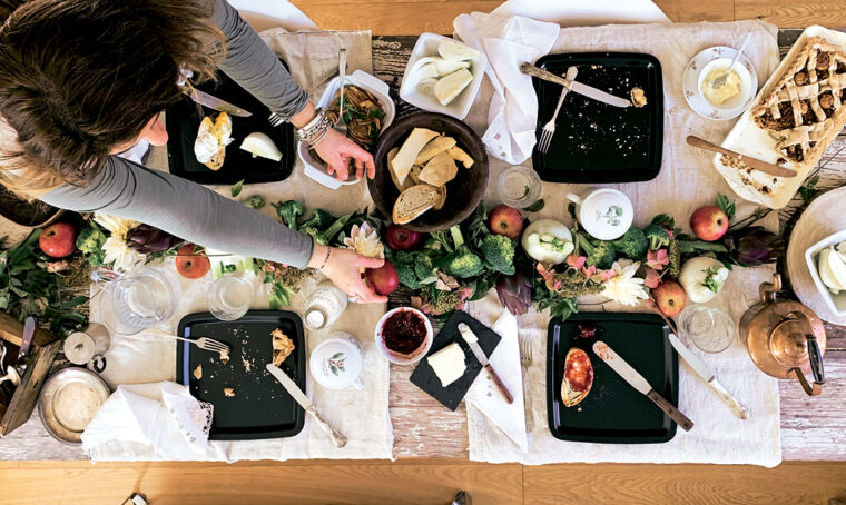 Il brunch rustico-glam nei toni del nero e del rame