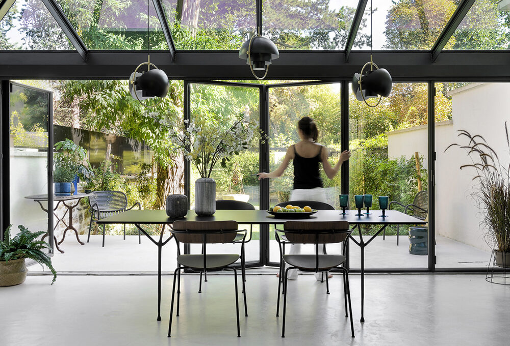 La grande veranda con ante a libro ‘apre’ la casa sul giardino