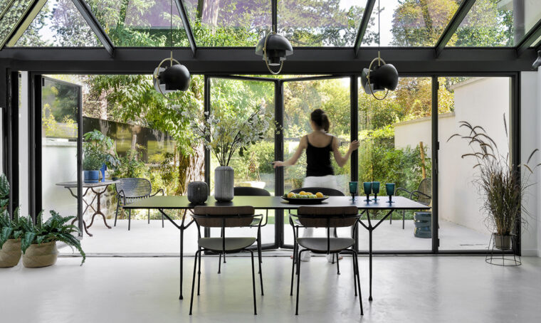 La grande veranda con ante a libro ‘apre’ la casa sul giardino