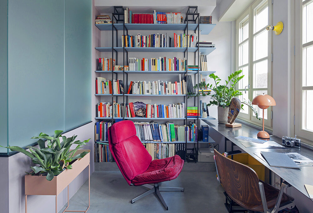 Soluzioni su misura e colori accesi rendono contemporanea la casa Anni ’40