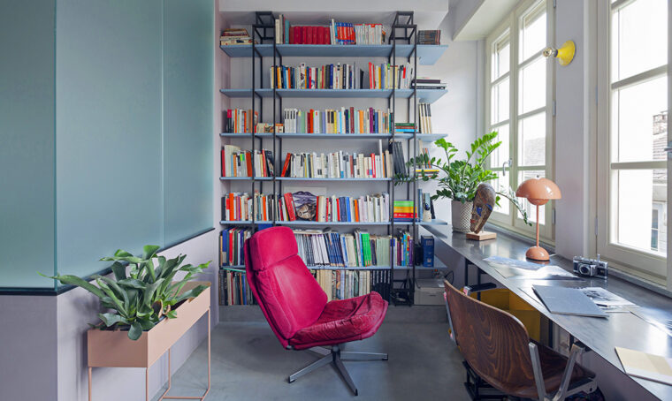 Soluzioni su misura e colori accesi rendono contemporanea la casa Anni ’40