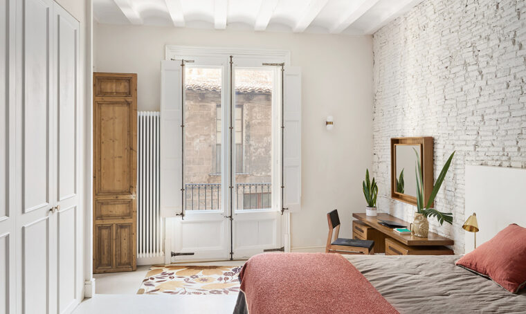 Estetica e materiali contemporanei per risaltare gli elementi originali della casa