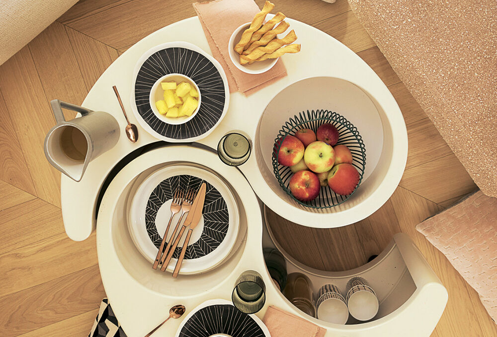 Picnic indoor seduti sul divano