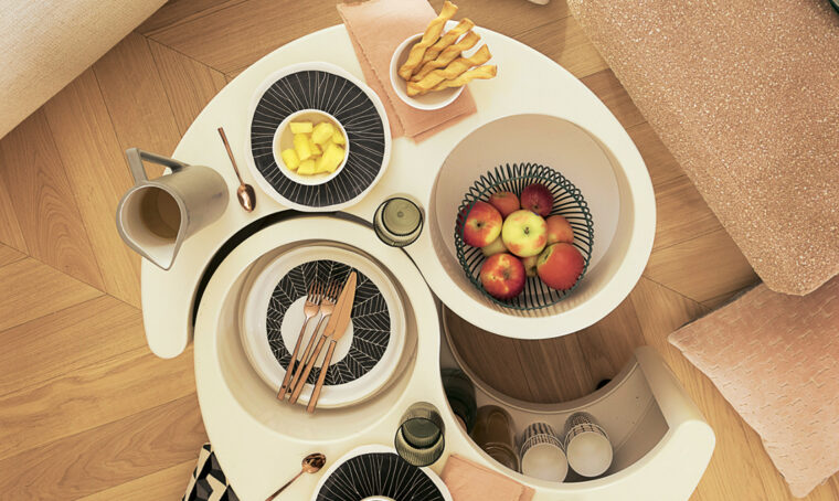 Picnic indoor seduti sul divano