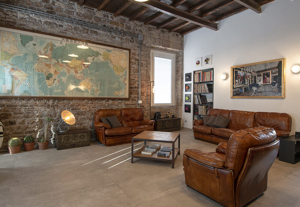 Un appartamento in stile industriale in un ex convento