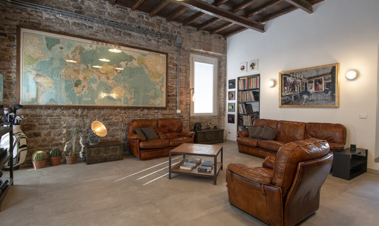 Un appartamento in stile industriale in un ex convento
