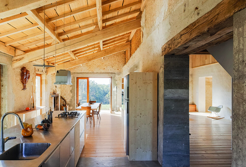 Il fienile rinasce grazie a un progetto di architettura sostenibile